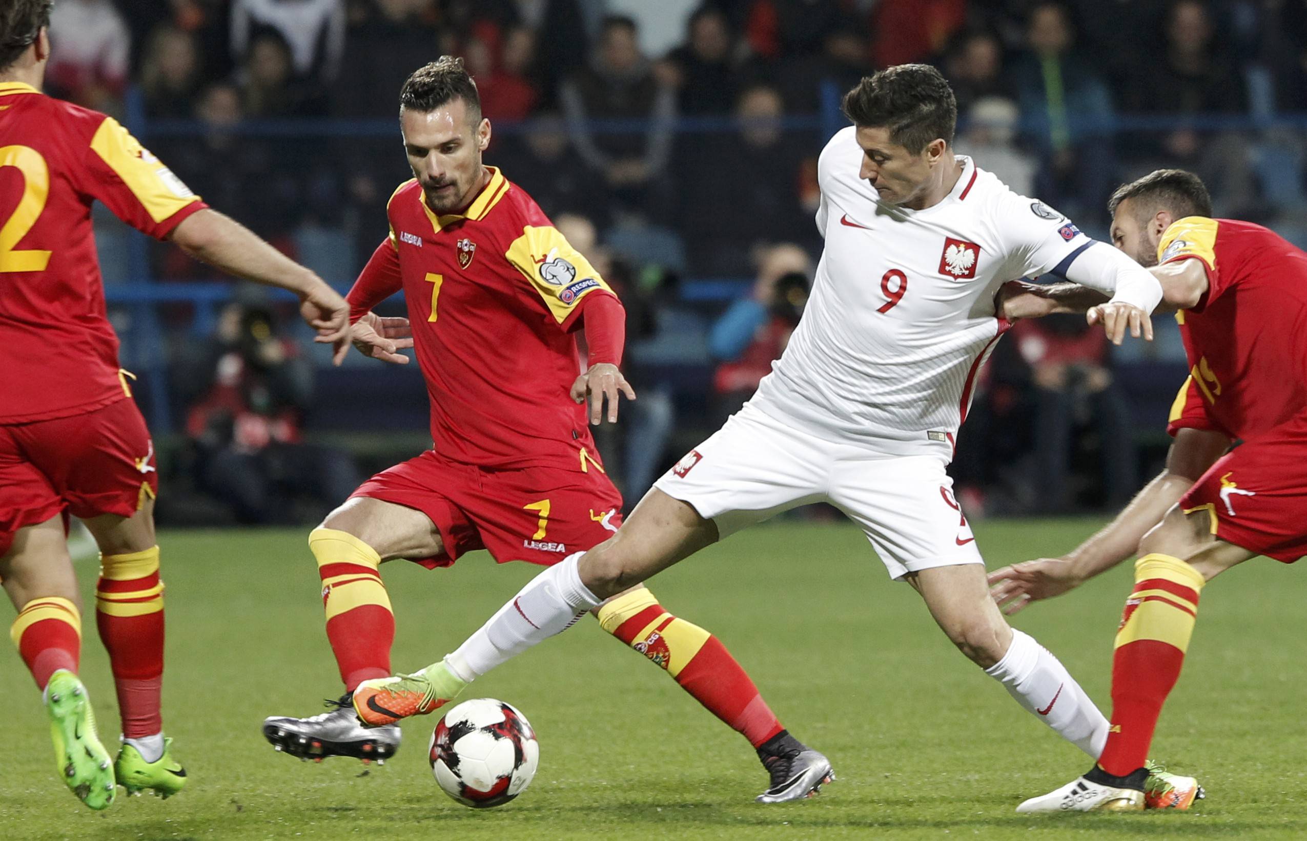 包含荷兰队不敌波兰，遗憾失分于欧预赛的词条