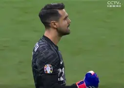 柏列斯塔门将表现出色，连续扑出关键球
